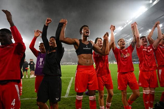 Die Spieler des 1. FC Kaiserslautern feiern ausgelassen vor den mitgereisten Fans, darunter Erik Wekesser ( 13; 1. FC Kaiserslautern) und Kelven Olagie Frees sowie Alex Murphy. Das Team reckt die Arme in die Höhe und bejubelt den Auswärtserfolg im DFB-Pokal gegen den SV Waldhof Mannheim. 1. FC Kaiserslautern jubelt nach DFB-Pokal-Sieg im Carl-Benz-Stadion *** The 1 FC Kaiserslautern players celebrate wildly in front of the fans who traveled with them, including Erik Wekesser (No. 13, 1 FC Kaiserslautern), Kelven Olagie Frees, and Alex Murphy. The team raises their arms in the air and celebrates their away victory in the DFB Cup against SV Waldhof Mannheim. 1 FC Kaiserslautern celebrates after their DFB Cup victory at the Carl Benz Stadium Copyright: xMichaelxGelhardtx