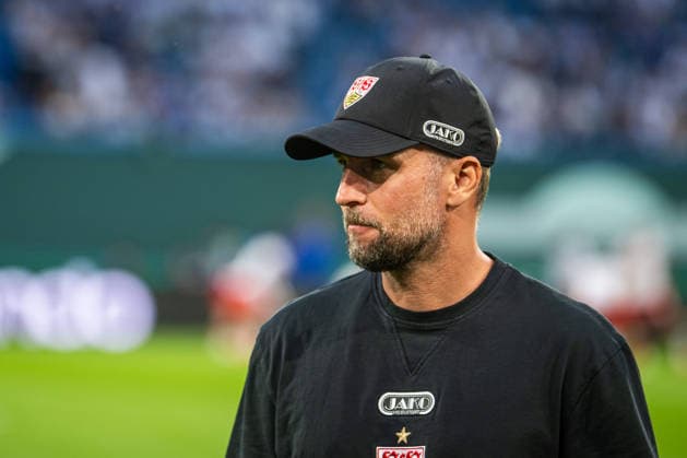 Rostock, Deutschland 21. August 2026: DFB-Pokal - 2026 2027 - 1. Runde - FC Hansa Rostock gegen VfB Stuttgart Im Bild: Trainer Sebastian Hoeneß Hoeness (VfB Stuttgart) DFB DFL regulations prohibit any use of photographs as image sequences and or quasi-video *** Rostock, Germany, August 21, 2026, 2026–2027 DFB Cup, First Round: FC Hansa Rostock vs. VfB Stuttgart. Pictured: Coach Sebastian Hoeneß (Hoeness) of VfB Stuttgart. DFB and DFL regulations prohibit any use of photographs as image sequences and or quasi-video. Copyright: xFotostandx xVoelkerx