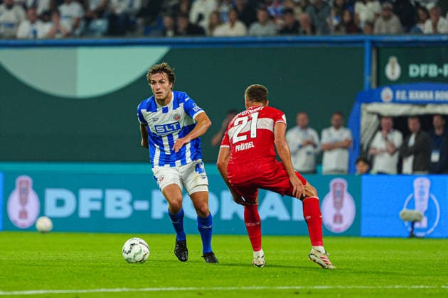 Leon Dajaku FC Hansa Rostock, 43), Grischa Prömel (VfB Stuttgart, 21) GER, FC Hansa Rostock vs. VfB Stuttgart, Fußball, DFB-Pokal, 1. Runde, Saison 2026 2027, 21.08.2026 GER, FC Hansa Rostock vs. VfB Stuttgart, Fußball, DFB-Pokal, 1. Runde, Saison 2026 2027, 21.08.2026 Rostock *** Leon Dajaku, FC Hansa Rostock, 43; Grischa Prömel, VfB Stuttgart, 21 (GER); FC Hansa Rostock vs. VfB Stuttgart, soccer, DFB Cup, 1st round, 2026–2027 season, August 21, 2026 GER, FC Hansa Rostock vs. VfB Stuttgart, Soccer, DFB Cup, 1st Round, 2026–2027 Season, August 21, 2026 Rostock Copyright: xEibner-Pressefoto MarcelxvonxFehrnx EP_MFN