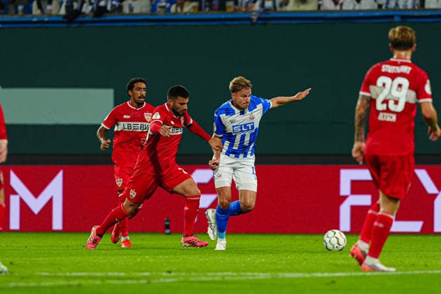 Deniz Undav (VfB Stuttgart, 26), Florian Carstens (FC Hansa Rostock, 17) GER, FC Hansa Rostock vs. VfB Stuttgart, Fußball, DFB-Pokal, 1. Runde, Saison 2026 2027, 21.08.2026 GER, FC Hansa Rostock vs. VfB Stuttgart, Fußball, DFB-Pokal, 1. Runde, Saison 2026 2027, 21.08.2026 Rostock *** Deniz Undav, VfB Stuttgart, 26; Florian Carstens, FC Hansa Rostock, 17 (GER); FC Hansa Rostock vs. VfB Stuttgart, Soccer, DFB Cup, 1st Round, 2026–2027 Season, August 21, 2026 GER, FC Hansa Rostock vs. VfB Stuttgart, Soccer, DFB Cup, Round 1, 2026–2027 season, August 21, 2026 Rostock Copyright: xEibner-Pressefoto MarcelxvonxFehrnx EP_MFN