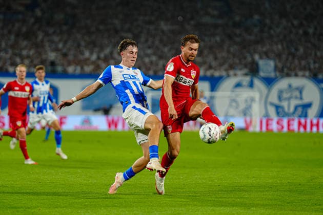 Yannick Michaelis FC Hansa Rostock, 41), Maximilian Mittelstädt (VfB Stuttgart, 07) GER, FC Hansa Rostock vs. VfB Stuttgart, Fußball, DFB-Pokal, 1. Runde, Saison 2026 2027, 21.08.2026 GER, FC Hansa Rostock vs. VfB Stuttgart, Fußball, DFB-Pokal, 1. Runde, Saison 2026 2027, 21.08.2026 Rostock *** Yannick Michaelis, FC Hansa Rostock, 41; Maximilian Mittelstädt, VfB Stuttgart, 07 GER; FC Hansa Rostock vs. VfB Stuttgart, Soccer, DFB Cup, 1st Round, 2026–2027 Season, August 21, 2026, GER, FC Hansa Rostock vs. VfB Stuttgart, Soccer, DFB Cup, 1st Round, 2026–2027 Season, August 21, 2026, Rostock Copyright: xEibner-Pressefoto MarcelxvonxFehrnx EP_MFN