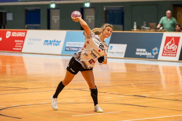 Hannah Hoenig (VfL Waiblingen, 20) beim Freiwurf. HSV Solingen Graefrath 76 vs. VfL Waiblingen, Handball, DHB Pokal Frauen, 1. Runde, Saison 2026 2027, 21.08.2026 HSV Solingen Graefrath 76 vs. VfL Waiblingen, Handball, DHB Pokal Frauen, 18. Spieltag, 1. Runde, Saison 2026 2027, 21.08.2026 Solingen *** Hannah Hoenig, VfL Waiblingen, 20 on a free throw; HSV Solingen Graefrath 76 vs. VfL Waiblingen, Handball, DHB Women s Cup, 1st Round, 2026–2027 Season, August 21, 2026: HSV Solingen Graefrath 76 vs. VfL Waiblingen, Handball, DHB Women’s Cup, Matchday 18, Round 1, 2026–2027 season, August 21, 2026, Solingen Copyright: xEibner-Pressefoto ThomasxHaeslerx EP_THR
