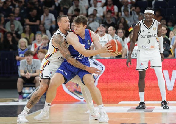 Daniel Theis (GER) im Duell mit Martin Svoboda (CZE) Basketball, Herren, Supercup, DBB,TurkishAirlines SUPERCUP, Barclays Arena,Tuerkei (TUR) gegen Tschechische (CZE) Republik *** Daniel Theis (GER) faces off against Martin Svoboda (CZE) in a basketball match, Men s Super Cup, DBB, Turkish Airlines Super Cup, Barclays Arena, Turkey (TUR) vs. the Czech Republic (CZE)