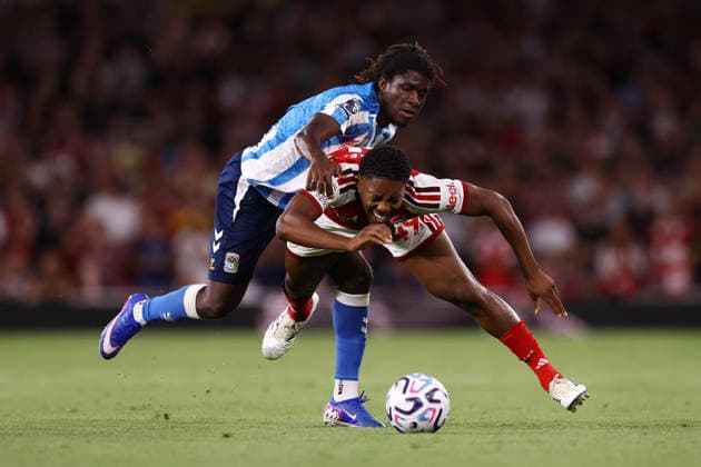 Arsenal v Coventry City 21 August 2026, London - Premier League Football - Arsenal v Coventry City - Caleb Marfo Yirenkyi of Coventry City battles with Myles Lewis-Skelly of Arsenal - Photo: Jacques Feeney Offside. London UK *** Arsenal gegen Coventry City, 21. August 2026, London, Premier League, Fußball: Arsenal gegen Coventry City – Caleb Marfo Yirenkyi von Coventry City im Zweikampf mit Myles Lewis Skelly von Arsenal. Foto: Jacques Feeney, Offside, London, Großbritannien  Copyright: xJacquesxFeeneyx xOffsidexOffside