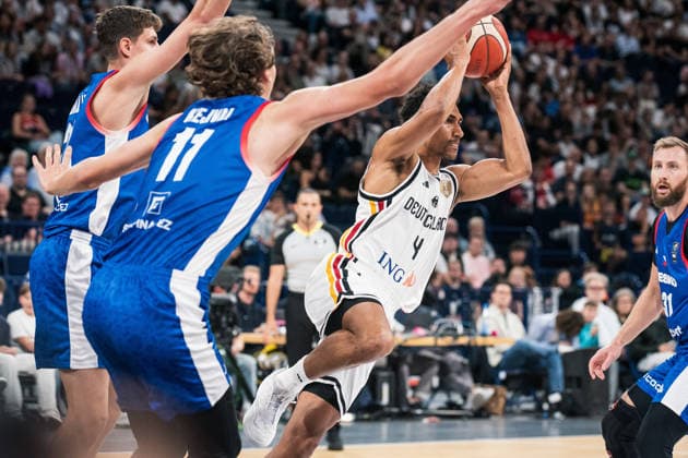 Basketball, Turkish Airlines Supercup 2026, Deutschland - Tschechien, Barclays Arena (Hamburg), 21.08.2026, Halbfinale Maodo Lo ( 4, DEUTSCHLAND, Point Guard, Zalgiris Kaunas (LTU)) umgeben von Tschechen *** Basketball, 2026 Turkish Airlines Supercup, Germany vs. Czech Republic, Barclays Arena Hamburg, August 21, 2026, Semifinal: Maodo Lo 4, GERMANY, Point Guard, Zalgiris Kaunas LTU, surrounded by Czech players