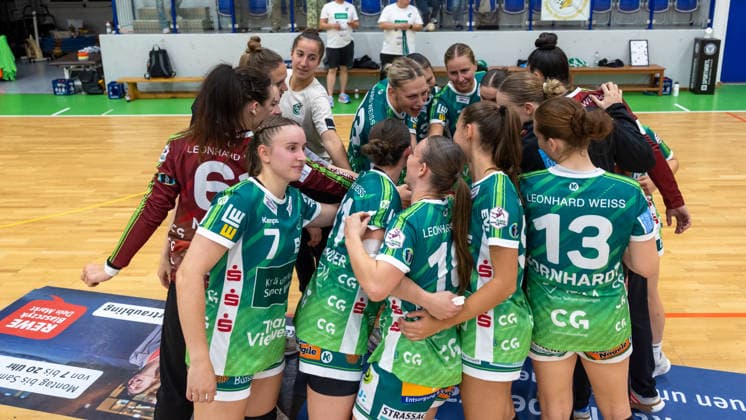 Goeppinger Mannschaft nach dem Sieg nach Spielende. ESV 1927 Regensburg vs. Frisch Auf! Goeppingen, Handball, DHB-Pokal Damen, Saison 2026 2027, 1. Runde, 21.08.2026 ESV 1927 Regensburg vs. Frisch Auf! Goeppingen, Handball, DHB-Pokal Damen, Saison 2026 2027, 1. Runde, 21.08.2026 Regensburg *** The Göppingen team after their victory following the final whistle: ESV 1927 Regensburg vs. Frisch Auf Göppingen, Handball, DHB Women s Cup, 2026–2027 Season, Round 1, August 21, 2026 ESV 1927 Regensburg vs. Frisch Auf Goeppingen, Handball, DHB Women s Cup, 2026–2027 season, Round 1, August 21, 2026 Regensburg Copyright: xEibner-Pressefoto ArdanxFuessmanx EP_AFN