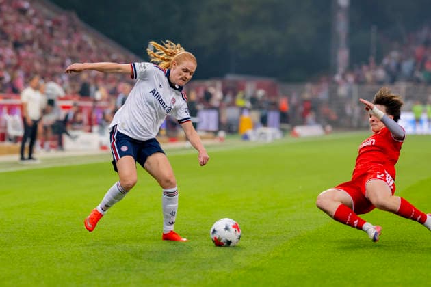 Germany, Berlin, Stadion an der Alten Foersterei, 21.08.2026, 1. Frauen Fußball Bundesliga, 1. FC Union Berlin vs. FC Bayern Muenchen, Stine Ballisager (FC Bayern Muenchen) im Zweikampf mit Tomke Schneider (1. FC Union Berlin), Photo by Eibner Pressefoto Tino Henschel 1. Frauen Fußball Bundesliga, 1. FC Union Berlin vs. FC Bayern Muenchen Berlin *** Germany, Berlin, Stadion an der Alten Foersterei, August 21, 2026, Women s Bundesliga, 1. FC Union Berlin vs. FC Bayern Munich, Stine Ballisager (FC Bayern Munich) in a tackle with Tomke Schneider (1. FC Union Berlin), Photo by Eibner Pressefoto Tino Henschel, Women s Bundesliga, 1. FC Union Berlin vs. FC Bayern Munich, Berlin Copyright: xEibnerxPressefotox