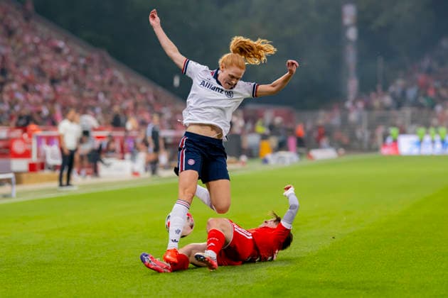 Germany, Berlin, Stadion an der Alten Foersterei, 21.08.2026, 1. Frauen Fußball Bundesliga, 1. FC Union Berlin vs. FC Bayern Muenchen, Stine Ballisager (FC Bayern Muenchen) im Zweikampf mit Tomke Schneider (1. FC Union Berlin), Photo by Eibner Pressefoto Tino Henschel 1. Frauen Fußball Bundesliga, 1. FC Union Berlin vs. FC Bayern Muenchen Berlin *** Germany, Berlin, Stadion an der Alten Foersterei, August 21, 2026, Women s Bundesliga, 1. FC Union Berlin vs. FC Bayern Munich, Stine Ballisager (FC Bayern Munich) in a tackle with Tomke Schneider (1. FC Union Berlin), Photo by Eibner Pressefoto Tino Henschel, Women s Bundesliga, 1. FC Union Berlin vs. FC Bayern Munich, Berlin Copyright: xEibnerxPressefotox