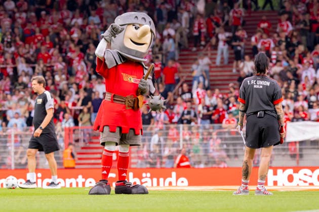 Germany, Berlin, Stadion an der Alten Foersterei, 21.08.2026, 1. Frauen Fußball Bundesliga, 1. FC Union Berlin vs. FC Bayern Muenchen, Ritter Keule, Masscott of Union Berlin, Photo by Eibner Pressefoto Tino Henschel 1. Frauen Fußball Bundesliga, 1. FC Union Berlin vs. FC Bayern Muenchen Berlin *** Germany, Berlin, Stadion an der Alten Foersterei, August 21, 2026, Women s Bundesliga, 1. FC Union Berlin vs. FC Bayern Munich, Ritter Keule, Union Berlin s mascot, Photo by Eibner Pressefoto Tino Henschel, Women s Bundesliga, 1. FC Union Berlin vs. FC Bayern Munich, Berlin Copyright: xEibnerxPressefotox