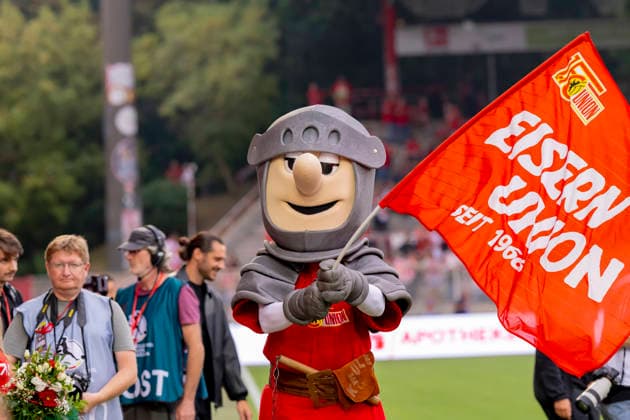 Germany, Berlin, Stadion an der Alten Foersterei, 21.08.2026, 1. Frauen Fußball Bundesliga, 1. FC Union Berlin vs. FC Bayern Muenchen, Ritter Keule, Masscott of Union Berlin, Photo by Eibner Pressefoto Tino Henschel 1. Frauen Fußball Bundesliga, 1. FC Union Berlin vs. FC Bayern Muenchen Berlin *** Germany, Berlin, Stadion an der Alten Foersterei, August 21, 2026, Women s Bundesliga, 1. FC Union Berlin vs. FC Bayern Munich, Ritter Keule, Union Berlin s mascot, Photo by Eibner Pressefoto Tino Henschel, Women s Bundesliga, 1. FC Union Berlin vs. FC Bayern Munich, Berlin Copyright: xEibnerxPressefotox