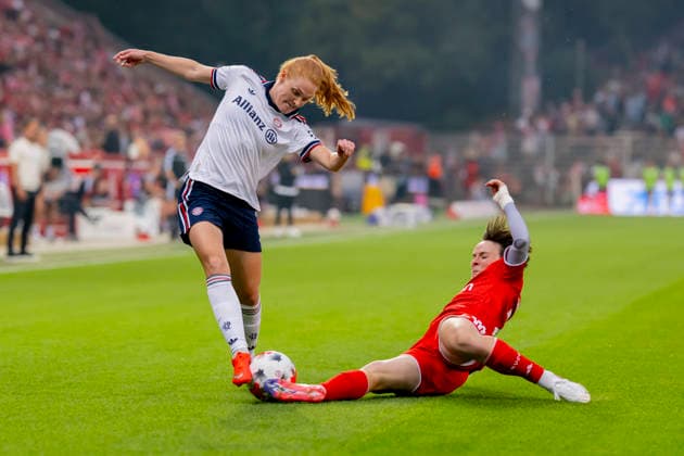 Germany, Berlin, Stadion an der Alten Foersterei, 21.08.2026, 1. Frauen Fußball Bundesliga, 1. FC Union Berlin vs. FC Bayern Muenchen, Stine Ballisager (FC Bayern Muenchen) im Zweikampf mit Tomke Schneider (1. FC Union Berlin), Photo by Eibner Pressefoto Tino Henschel 1. Frauen Fußball Bundesliga, 1. FC Union Berlin vs. FC Bayern Muenchen Berlin *** Germany, Berlin, Stadion an der Alten Foersterei, August 21, 2026, Women s Bundesliga, 1. FC Union Berlin vs. FC Bayern Munich, Stine Ballisager (FC Bayern Munich) in a tackle with Tomke Schneider (1. FC Union Berlin), Photo by Eibner Pressefoto Tino Henschel, Women s Bundesliga, 1. FC Union Berlin vs. FC Bayern Munich, Berlin Copyright: xEibnerxPressefotox
