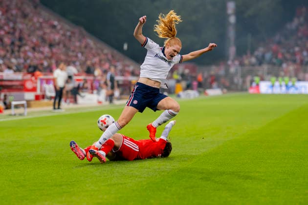 Germany, Berlin, Stadion an der Alten Foersterei, 21.08.2026, 1. Frauen Fußball Bundesliga, 1. FC Union Berlin vs. FC Bayern Muenchen, Stine Ballisager (FC Bayern Muenchen) im Zweikampf mit Tomke Schneider (1. FC Union Berlin), Photo by Eibner Pressefoto Tino Henschel 1. Frauen Fußball Bundesliga, 1. FC Union Berlin vs. FC Bayern Muenchen Berlin *** Germany, Berlin, Stadion an der Alten Foersterei, August 21, 2026, Women s Bundesliga, 1. FC Union Berlin vs. FC Bayern Munich, Stine Ballisager (FC Bayern Munich) in a tackle with Tomke Schneider (1. FC Union Berlin), Photo by Eibner Pressefoto Tino Henschel, Women s Bundesliga, 1. FC Union Berlin vs. FC Bayern Munich, Berlin Copyright: xEibnerxPressefotox