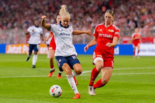 Germany, Berlin, Stadion an der Alten Foersterei, 21.08.2026, 1. Frauen Fußball Bundesliga, 1. FC Union Berlin vs. FC Bayern Muenchen, Pernille Harder (FC Bayern Muenchen) im Zweikampf mit Samantha Steuerwald (1. FC Union Berlin), Photo by Eibner Pressefoto Tino Henschel 1. Frauen Fußball Bundesliga, 1. FC Union Berlin vs. FC Bayern Muenchen Berlin *** Germany, Berlin, Stadion an der Alten Foersterei, August 21, 2026, Women’s Bundesliga, 1. FC Union Berlin vs. FC Bayern Munich, Pernille Harder (FC Bayern Munich) in a tackle with Samantha Steuerwald (1. FC Union Berlin), Photo by Eibner Pressefoto Tino Henschel, Women’s Bundesliga, 1. FC Union Berlin vs. FC Bayern Munich, Berlin Copyright: xEibnerxPressefotox