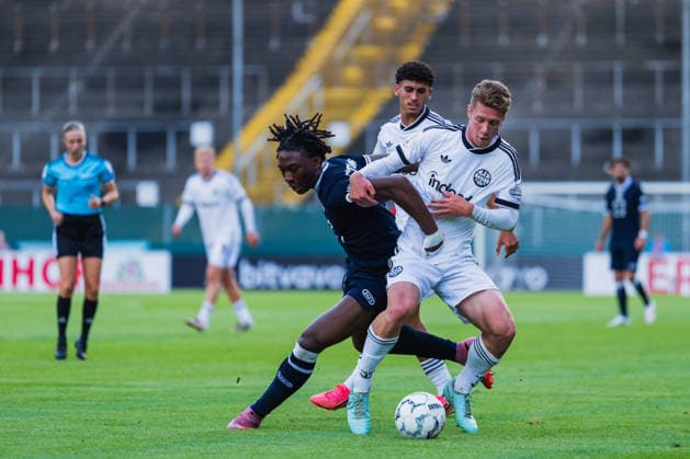 Farid Omorou (SC St.Toenis, 15) im Zweikampf mit Elias Baum (Eintracht Frankfurt, 02) SC St. Tönis vs. Eintracht Frankfurt, Fussball, DFB-Pokal 2026 27, 1.Runde, Saison 2026 27, 21.08.2026, DFL REGULATIONS PROHIBIT ANY USE OF PHOTOGRAPHS AS IMAGE SEQUENCES AND OR QUASI-VIDEO, SC St. Tönis vs. Eintracht Frankfurt, Fussball, DFB-Pokal 2026 27, 1.Runde, Saison 2026 27, 21.08.2026 Krefeld *** Farid Omorou (SC St. Tönis), No. 15, in a tackle with Elias Baum (Eintracht Frankfurt), 02 SC St. Tönis vs. Eintracht Frankfurt, Soccer, 2026-27 DFB Cup, First Round, 2026–27 Season, August 21, 2026, DFL regulations prohibit any use of photographs as image sequences and or quasi-video, SC St. Tönis vs. Eintracht Frankfurt, soccer, 2026–27 DFB Cup, First Round, 2026–27 Season, August 21, 2026, Krefeld Copyright: xEibner-Pressefoto LukasxBaldygax EP_LBA