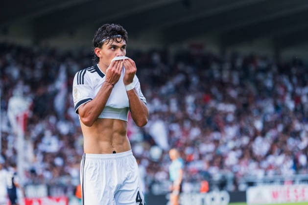 Can Uzun (Eintracht Frankfurt, 42) wischt sich mit dem Trikot den Schweiß weg SC St. Tönis vs. Eintracht Frankfurt, Fussball, DFB-Pokal 2026 27, 1.Runde, Saison 2026 27, 21.08.2026, DFL REGULATIONS PROHIBIT ANY USE OF PHOTOGRAPHS AS IMAGE SEQUENCES AND OR QUASI-VIDEO, SC St. Tönis vs. Eintracht Frankfurt, Fussball, DFB-Pokal 2026 27, 1.Runde, Saison 2026 27, 21.08.2026 Krefeld *** Can Uzun of Eintracht Frankfurt, 42, wipes sweat from his face with his jersey. SC St. Tönis vs. Eintracht Frankfurt, Soccer, 2026–27 DFB Cup, Round 1, 2026–27 Season, August 21, 2026, DFL regulations prohibit any use of photographs as image sequences and or quasi-video; SC St. Tönis vs. Eintracht Frankfurt, soccer, DFB Cup 2026–27, First Round, 2026–27 Season, August 21, 2026, Krefeld Copyright: xEibner-Pressefoto LukasxBaldygax EP_LBA