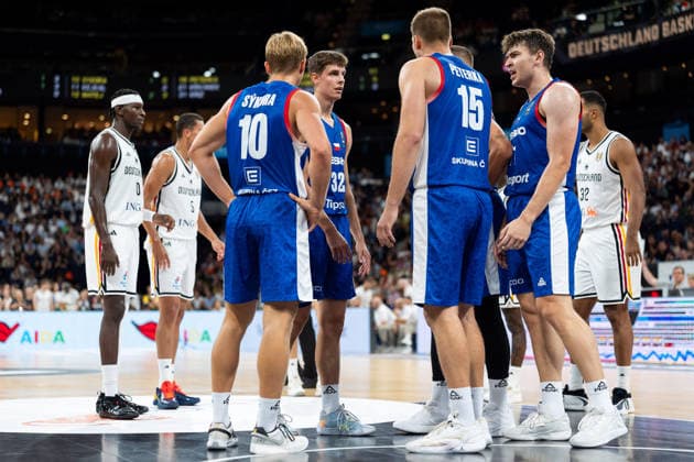 Vojtech Sykora (Tschechien, 10), Richard Balint (Tschechien, 32), Martin Peterka (Tschechien, 15) beim Huddle, GER, Deutschland vs Tschechien, Basketball, Turkish Airlines Supercup, Halbfinale 2, 21.08.2026 GER, Deutschland vs Tschechien, Basketball, Turkish Airlines Supercup, Tag 1, 21.08.2026 Hamburg *** Vojtech Sykora, Czech Republic, 10; Richard Balint, Czech Republic, 32; Martin Peterka, Czech Republic, 15, during a huddle, GER, Germany vs. Czech Republic, basketball, Turkish Airlines Supercup, Semifinal 2, August 21, 2026, GER, Germany vs. Czech Republic, basketball, Turkish Airlines Supercup, Day 1, August 21, 2026, Hamburg Copyright: xEibner-Pressefoto MaxxVincenx EP_MVN