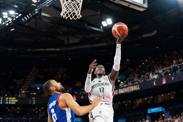 Dennis Schroeder (Deutschland, 17) beim Korbleger, Patrick Samoura (Tschechien, 06), GER, Deutschland vs Tschechien, Basketball, Turkish Airlines Supercup, Halbfinale 2, 21.08.2026 GER, Deutschland vs Tschechien, Basketball, Turkish Airlines Supercup, Tag 1, 21.08.2026 Hamburg *** Dennis Schroeder, Germany, 17 on a layup; Patrick Samoura, Czech Republic, 06, GER, Germany vs. Czech Republic, Basketball, Turkish Airlines Super Cup, Semifinal 2, August 21, 2026, GER, Germany vs. Czech Republic, Basketball, Turkish Airlines Super Cup, Day 1, August 21, 2026, Hamburg Copyright: xEibner-Pressefoto MaxxVincenx EP_MVN