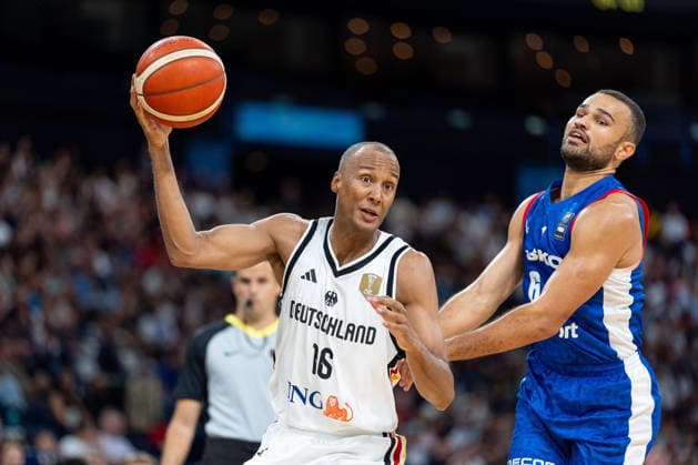 Louis Olinde (Deutschland, 16) am Ball, Patrick Samoura (Tschechien, 06), GER, Deutschland vs Tschechien, Basketball, Turkish Airlines Supercup, Halbfinale 2, 21.08.2026 GER, Deutschland vs Tschechien, Basketball, Turkish Airlines Supercup, Tag 1, 21.08.2026 Hamburg *** Louis Olinde, Germany, 16, on the ball; Patrick Samoura, Czech Republic, 06, GER, Germany vs. Czech Republic, Basketball, Turkish Airlines Supercup, Semifinal 2, August 21, 2026 GER, Germany vs. Czech Republic, Basketball, Turkish Airlines Supercup, Day 1, August 21, 2026 Hamburg Copyright: xEibner-Pressefoto MaxxVincenx EP_MVN