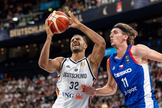 Johannes Thiemann (Deutschland, 32) im Zweikampf mit Adam Kejval (Tschechien, 11), GER, Deutschland vs Tschechien, Basketball, Turkish Airlines Supercup, Halbfinale 2, 21.08.2026 GER, Deutschland vs Tschechien, Basketball, Turkish Airlines Supercup, Tag 1, 21.08.2026 Hamburg *** Johannes Thiemann (Germany), 32, in a one-on-one matchup with Adam Kejval (Czech Republic), 11, GER, Germany vs. Czech Republic, Basketball, Turkish Airlines Supercup, Semifinal 2, August 21, 2026, GER, Germany vs. Czech Republic, Basketball, Turkish Airlines Supercup, Day 1, August 21, 2026, Hamburg Copyright: xEibner-Pressefoto MaxxVincenx EP_MVN