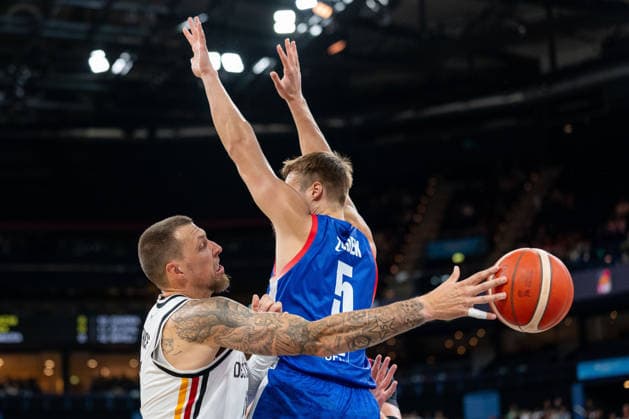 Daniel Theis (Deutschland, 10) Pass, Jan Zidek (Tschechien, 05), GER, Deutschland vs Tschechien, Basketball, Turkish Airlines Supercup, Halbfinale 2, 21.08.2026 GER, Deutschland vs Tschechien, Basketball, Turkish Airlines Supercup, Tag 1, 21.08.2026 Hamburg *** Daniel Theis, Germany, 10 assists; Jan Zidek, Czech Republic, 05, GER, Germany vs. Czech Republic, Basketball, Turkish Airlines Supercup, Semifinal 2, August 21, 2026, GER, Germany vs. Czech Republic, Basketball, Turkish Airlines Supercup, Day 1, August 21, 2026, Hamburg Copyright: xEibner-Pressefoto MaxxVincenx EP_MVN