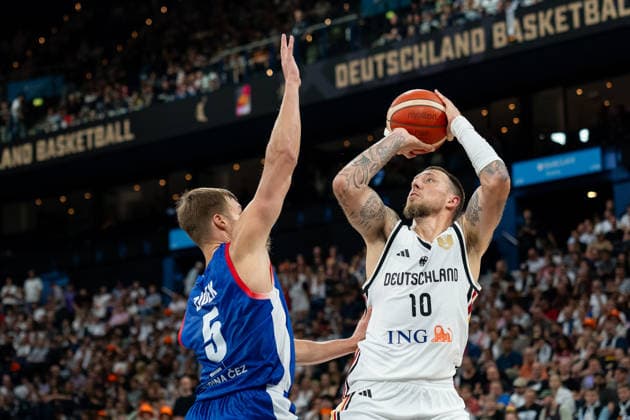 Daniel Theis (Deutschland, 10) beim Wurf, Jan Zidek (Tschechien, 05), GER, Deutschland vs Tschechien, Basketball, Turkish Airlines Supercup, Halbfinale 2, 21.08.2026 GER, Deutschland vs Tschechien, Basketball, Turkish Airlines Supercup, Tag 1, 21.08.2026 Hamburg *** Daniel Theis, Germany, 10 on the shot, Jan Zidek, Czech Republic, 05, GER, Germany vs. Czech Republic, Basketball, Turkish Airlines Supercup, Semifinal 2, August 21, 2026, GER, Germany vs. Czech Republic, Basketball, Turkish Airlines Supercup, Day 1, August 21, 2026, Hamburg Copyright: xEibner-Pressefoto MaxxVincenx EP_MVN