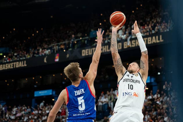 Daniel Theis (Deutschland, 10) beim Wurf, Jan Zidek (Tschechien, 05), GER, Deutschland vs Tschechien, Basketball, Turkish Airlines Supercup, Halbfinale 2, 21.08.2026 GER, Deutschland vs Tschechien, Basketball, Turkish Airlines Supercup, Tag 1, 21.08.2026 Hamburg *** Daniel Theis, Germany, 10 on the shot, Jan Zidek, Czech Republic, 05, GER, Germany vs. Czech Republic, Basketball, Turkish Airlines Supercup, Semifinal 2, August 21, 2026, GER, Germany vs. Czech Republic, Basketball, Turkish Airlines Supercup, Day 1, August 21, 2026, Hamburg Copyright: xEibner-Pressefoto MaxxVincenx EP_MVN