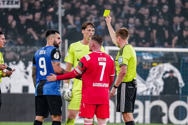 Deutschland: Fussball Saison 2026 2027 , DFB-Pokal Runde 1 1. Runde , SV Waldhof Mannheim vs. 1. FC Kaiserslautern - Carl-Benz-Stadion (Mannheim) : Schiedsrichter zeigt Thijmen Nijhuis (SV Waldhof Mannheim, 1) die gelbe Karte Mannheim Carl-Benz-Stadion Deutschland Germany *** Germany Soccer Season 2026–2027, DFB Cup Round 1, SV Waldhof Mannheim vs. 1. FC Kaiserslautern, Carl Benz Stadium, Mannheim; Referee Thijmen Nijhuis shows SV Waldhof Mannheim a yellow card, Mannheim, Carl Benz Stadium, Germany Copyright: xBennetxLongx