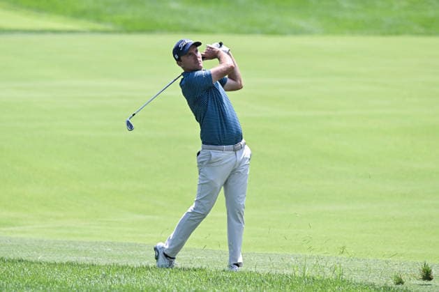 ST. LOUIS, MO - AUGUST 21: Russell Henley of the United States watches his second shot from the 7th fairway land on the green during the second round of the PGA, Golf Herren BMW Championship on Friday August 21st, 2026 at Bellerive Country Club in Town and Country, MO (Photo by Rick Ulreich Icon Sportswire) GOLF: AUG 21 PGA BMW Championship EDITORIAL USE ONLY Icon2608215961297