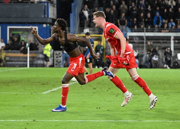 DFB-Pokal 2026 27 1. Runde Carl-Benz-Stadion SV Waldhof Mannheim (svw) - 1. FC Kaiserslautern (fck) 0:1 Ibrahim KANATE (fck), li, nach seinem Tor zum 1:0 verfolgt von Alex MURPHY (fck) DFB-Pokal *** 2026 DFB Cup, Round 1, Carl Benz Stadium: SV Waldhof Mannheim (SVW) 1, FC Kaiserslautern (FCK) 0. Ibrahim KANATE (FCK), left, is chased by Alex MURPHY (FCK) after scoring the 1-0 goal. DFB Cup