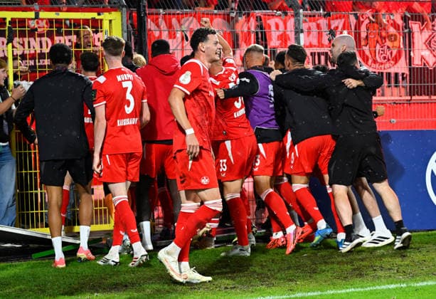 DFB-Pokal 2026 27 1. Runde Carl-Benz-Stadion SV Waldhof Mannheim (svw) - 1. FC Kaiserslautern (fck) 0:1 Kollektiver Jubel des FCK nach dem 1:0 DFB-Pokal *** 2026-27 DFB Cup, First Round, Carl Benz Stadium: SV Waldhof Mannheim (SVW) 1, FC Kaiserslautern (FCK) 0. Collective celebration by FCK after the 1-0 DFB Cup win.