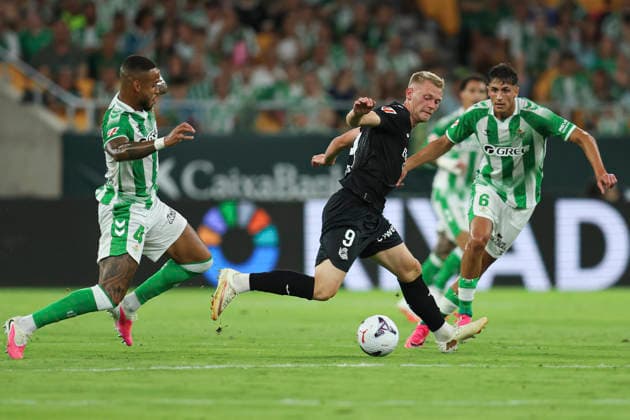 ESP: Real Betis - Real Sociedad. La Liga EA Sports. Matchday 2. Orri Oskarsson of Real Sociedad and Natan Souza and Facundo Bernal of Real Betis during the La Liga EA Sports match between Real Betis and Real Sociedad played at La Cartuja Stadium on Aug 21, 2026 in Sevilla, Spain. kpng Copyright: xAntonioxPozox xPRESSINPHOTOx AP_2627_BET_RSO_026