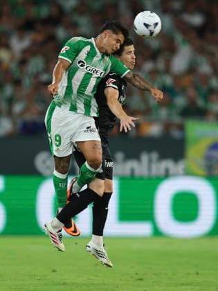 ESP: Real Betis - Real Sociedad. La Liga EA Sports. Matchday 2. Juan Camilo Cucho Hernandez of Real Betis and Igor Zubeldia of Real Sociedad during the La Liga EA Sports match between Real Betis and Real Sociedad played at La Cartuja Stadium on Aug 21, 2026 in Sevilla, Spain. kpng Copyright: xAntonioxPozox xPRESSINPHOTOx AP_2627_BET_RSO_032