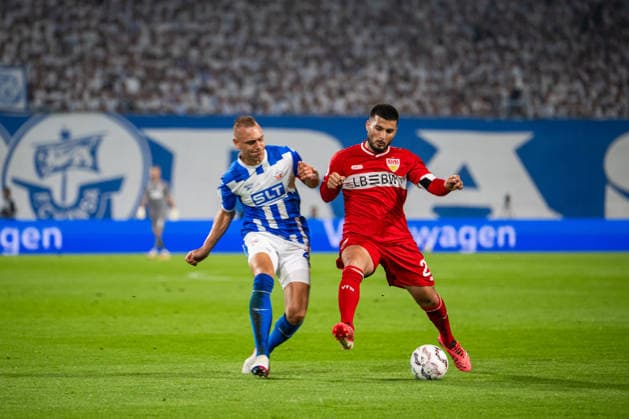 Rostock, Deutschland 21. August 2026: DFB-Pokal - 2026 2027 - 1. Runde - FC Hansa Rostock gegen VfB Stuttgart Im Bild: Im Bild: v. li. im Zweikampf Franz Pfanne (Hansa Rostock) und Deniz Undav (VfB Stuttgart) DFB DFL regulations prohibit any use of photographs as image sequences and or quasi-video *** Rostock, Germany, August 21, 2026, 2026–2027 DFB Cup, First Round: FC Hansa Rostock vs. VfB Stuttgart. Pictured: From left, Franz Pfanne of Hansa Rostock and Deniz Undav of VfB Stuttgart in a tackle. DFB and DFL regulations prohibit any use of photographs as image sequences and or quasi-video Copyright: xFotostandx xVoelkerx