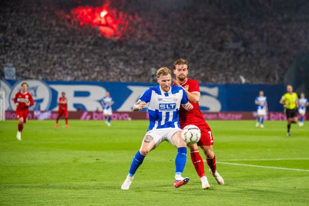 Rostock, Deutschland 21. August 2026: DFB-Pokal - 2026 2027 - 1. Runde - FC Hansa Rostock gegen VfB Stuttgart Im Bild: v. li. im Zweikampf Andreas Voglsammer (Hansa Rostock) und Maximilian Mittelstädt Mittelstaedt (VfB Stuttgart) DFB DFL regulations prohibit any use of photographs as image sequences and or quasi-video *** Rostock, Germany, August 21, 2026, DFB Cup 2026–2027, First Round: FC Hansa Rostock vs. VfB Stuttgart. Pictured, from left, in a tackle: Andreas Voglsammer of Hansa Rostock and Maximilian Mittelstädt of VfB Stuttgart. DFB and DFL regulations prohibit any use of photographs as image sequences and or quasi-video Copyright: xFotostandx xVoelkerx