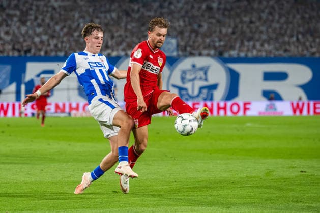 zRostock, Deutschland 21. August 2026: DFB-Pokal - 2026 2027 - 1. Runde - FC Hansa Rostock gegen VfB Stuttgart Im Bild: v. li. im Zweikampf Yannick Michaelis (Hansa Rostock) und Maximilian Mittelstädt Mittelstaedt (VfB Stuttgart) DFB DFL regulations prohibit any use of photographs as image sequences and or quasi-video *** Rostock, Germany, August 21, 2026, DFB Cup 2026–2027, First Round: FC Hansa Rostock vs. VfB Stuttgart. Pictured, from left, in a tackle: Yannick Michaelis of Hansa Rostock and Maximilian Mittelstädt of VfB Stuttgart. DFB and DFL regulations prohibit any use of photographs as image sequences and or quasi-video Copyright: xFotostandx xVoelkerx