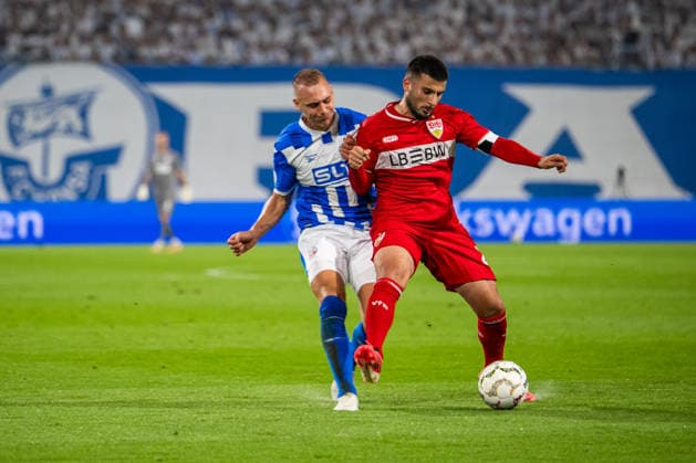 Rostock, Deutschland 21. August 2026: DFB-Pokal - 2026 2027 - 1. Runde - FC Hansa Rostock gegen VfB Stuttgart Im Bild: v. li. im Zweikampf Franz Pfanne (Hansa Rostock) und Deniz Undav (VfB Stuttgart) DFB DFL regulations prohibit any use of photographs as image sequences and or quasi-video *** Rostock, Germany, August 21, 2026, 2026–2027 DFB Cup, First Round: FC Hansa Rostock vs. VfB Stuttgart. Pictured, from left, in a tackle: Franz Pfanne of Hansa Rostock and Deniz Undav of VfB Stuttgart. DFB and DFL regulations prohibit any use of photographs as image sequences and or quasi-video Copyright: xFotostandx xVoelkerx