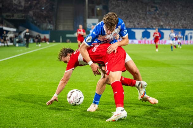 Rostock, Deutschland 21. August 2026: DFB-Pokal - 2026 2027 - 1. Runde - FC Hansa Rostock gegen VfB Stuttgart Im Bild: v. li. im Zweikampf Maximilian Mittelstädt Mittelstaedt (VfB Stuttgart) und Yannick Michaelis (Hansa Rostock) DFB DFL regulations prohibit any use of photographs as image sequences and or quasi-video *** Rostock, Germany, August 21, 2026, DFB Cup 2026–2027, First Round: FC Hansa Rostock vs. VfB Stuttgart. Pictured, from left, in a tackle: Maximilian Mittelstädt (VfB Stuttgart) and Yannick Michaelis (Hansa Rostock). DFB and DFL regulations prohibit any use of photographs as image sequences and or quasi-video Copyright: xFotostandx xVoelkerx