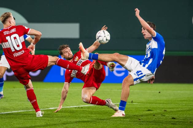 Rostock, Deutschland 21. August 2026: DFB-Pokal - 2026 2027 - 1. Runde - FC Hansa Rostock gegen VfB Stuttgart Im Bild: v. li. im Zweikampf Maximilian Mittelstädt Mittelstaedt (VfB Stuttgart) und Yannick Michaelis (Hansa Rostock) DFB DFL regulations prohibit any use of photographs as image sequences and or quasi-video *** Rostock, Germany, August 21, 2026, DFB Cup 2026–2027, First Round: FC Hansa Rostock vs. VfB Stuttgart. Pictured, from left, in a tackle: Maximilian Mittelstädt (VfB Stuttgart) and Yannick Michaelis (Hansa Rostock). DFB and DFL regulations prohibit any use of photographs as image sequences and or quasi-video Copyright: xFotostandx xVoelkerx