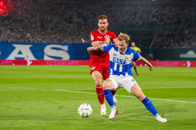 Rostock, Deutschland 21. August 2026: DFB-Pokal - 2026 2027 - 1. Runde - FC Hansa Rostock gegen VfB Stuttgart Im Bild: v. li. im Zweikampf Maximilian Mittelstädt Mittelstaedt (VfB Stuttgart) und Andreas Voglsammer (Hansa Rostock) DFB DFL regulations prohibit any use of photographs as image sequences and or quasi-video *** Rostock, Germany, August 21, 2026, 2026–2027 DFB Cup, First Round: FC Hansa Rostock vs. VfB Stuttgart. Pictured, from left, in a tackle: Maximilian Mittelstädt (VfB Stuttgart) and Andreas Voglsammer (Hansa Rostock). DFB and DFL regulations prohibit any use of photographs as image sequences and or quasi-video Copyright: xFotostandx xVoelkerx