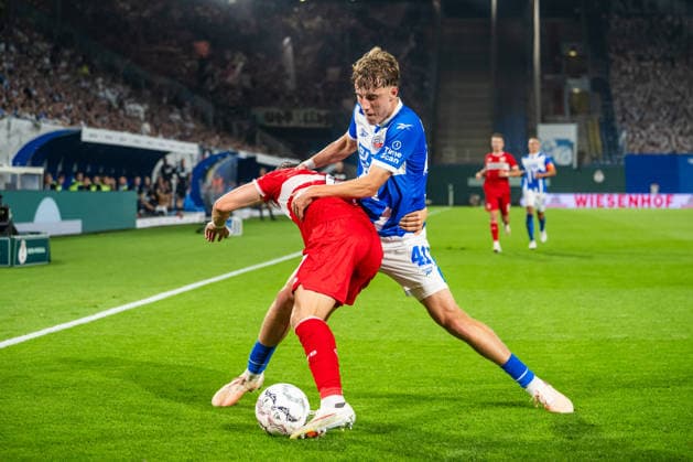 Rostock, Deutschland 21. August 2026: DFB-Pokal - 2026 2027 - 1. Runde - FC Hansa Rostock gegen VfB Stuttgart Im Bild: v. li. im Zweikampf Maximilian Mittelstädt Mittelstaedt (VfB Stuttgart) und Yannick Michaelis (Hansa Rostock) DFB DFL regulations prohibit any use of photographs as image sequences and or quasi-video *** Rostock, Germany, August 21, 2026, 2026–2027 DFB Cup, First Round: FC Hansa Rostock vs. VfB Stuttgart. Pictured, from left, in a tackle: Maximilian Mittelstädt (VfB Stuttgart) and Yannick Michaelis (Hansa Rostock). DFB and DFL regulations prohibit any use of photographs as image sequences and or quasi-video Copyright: xFotostandx xVoelkerx