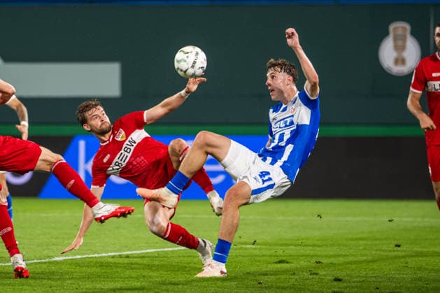 Rostock, Deutschland 21. August 2026: DFB-Pokal - 2026 2027 - 1. Runde - FC Hansa Rostock gegen VfB Stuttgart Im Bild: v. li. im Zweikampf Maximilian Mittelstädt Mittelstaedt (VfB Stuttgart) und Yannick Michaelis (Hansa Rostock) DFB DFL regulations prohibit any use of photographs as image sequences and or quasi-video *** Rostock, Germany, August 21, 2026, 2026–2027 DFB Cup, First Round: FC Hansa Rostock vs. VfB Stuttgart. Pictured, from left, in a tackle: Maximilian Mittelstädt (VfB Stuttgart) and Yannick Michaelis (Hansa Rostock). DFB and DFL regulations prohibit any use of photographs as image sequences and or quasi-video Copyright: xFotostandx xVoelkerx