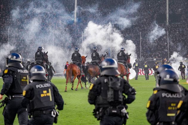 Deutschland: Fussball Saison 2026 2027 , DFB-Pokal Runde 1 1. Runde , SV Waldhof Mannheim vs. 1. FC Kaiserslautern - Carl-Benz-Stadion (Mannheim) : Polizei, Polizeieinsatz, Pferde, Hunde, Polizisten Mannheim Carl-Benz-Stadion Deutschland Germany *** Germany Soccer Season 2026–2027, DFB Cup Round 1, SV Waldhof Mannheim vs. 1. FC Kaiserslautern, Carl Benz Stadium, Mannheim; police, police operation, horses, dogs, police officers, Mannheim, Carl Benz Stadium, Germany Copyright: xBennetxLongx