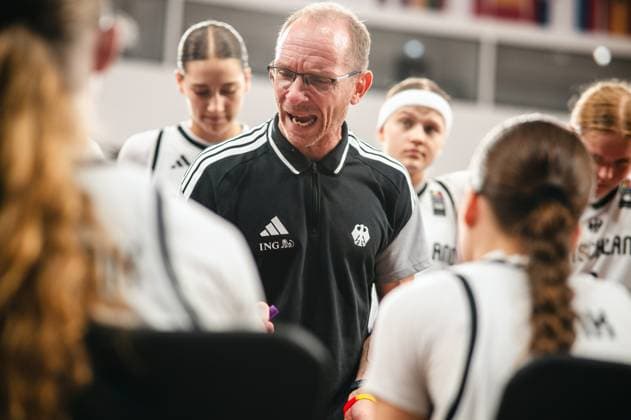 Der Trainer der deutschen U16-Frauen-Nationalmannschaft spricht intensiv auf seine Spielerinnen ein, die ihn im Kreis umringen. Die Szene zeigt eine Auszeit-Besprechung in der Pitesti Arena. Trainer Deutschland u16w gibt Anweisungen beim Timeout *** The coach of the German U16 Women s National Team is giving detailed instructions to his players, who are gathered around him in a circle. The scene shows a timeout discussion at the Pitesti Arena. The coach of the German U16 Women s National Team is giving instructions during the timeout. Copyright: xJoelxKruehlerx