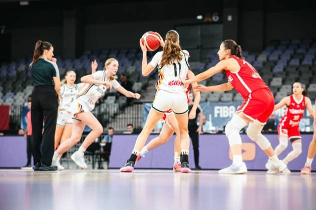 Jamie Zentgraf ( 11; Team Deutschland u16w 2026) hält den Ball in Wurfposition und wird von einer türkischen Spielerin unter Druck gesetzt. Zwei weitere deutsche Spielerinnen und eine Schiedsrichterin sind im Hintergrund zu sehen. Jamie Zentgraf ( 11; Deutschland u16w) im Angriff gegen Turkey *** Jamie Zentgraf, No. 11, Team Germany U16 Women 2026, holds the ball in a shooting position and is being pressured by a Turkish player. Two other German players and a referee can be seen in the background. Jamie Zentgraf, No. 11, Germany U16 Women, on the attack against Turkey Copyright: xJoelxKruehlerx