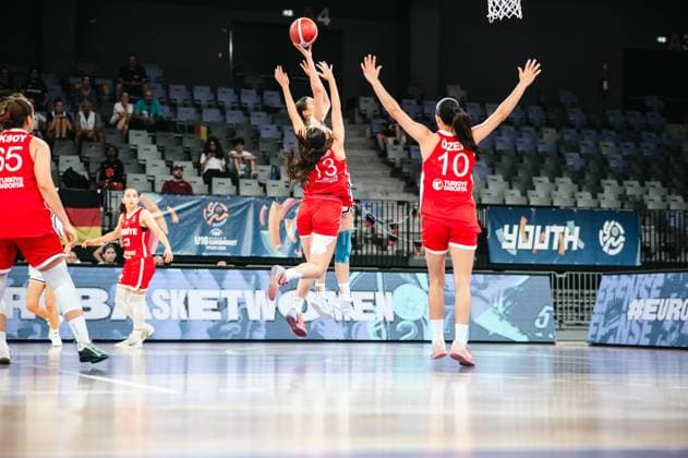 Eine Spielerin von Deutschland u16w springt zum Korbwurf, während Nisa Soylemez ( 13; Turkey) und Kadriye Erva Ozek ( 10; Turkey) mit erhobenen Armen blocken. Doga Nur Aksoy ( 65; Turkey) steht links im Bild, der Ball ist in der Luft über dem Korb sichtbar. Kadriye Erva Ozek ( 10; Turkey) blockt Wurfversuch gegen Deutschland u16w *** A player from Germany s U16 women s team jumps to shoot a layup, while Nisa Soylemez 13 (Turkey) and Kadriye Erva Ozek 10 (Turkey) block the shot with their arms raised. Doga Nur Aksoy 65 (Turkey) is standing on the left side of the picture, the ball is visible in the air above the basket; Kadriye Erva Ozek 10 (Turkey) blocks a shot attempt against Germany s U16 women s team Copyright: xJoelxKruehlerx