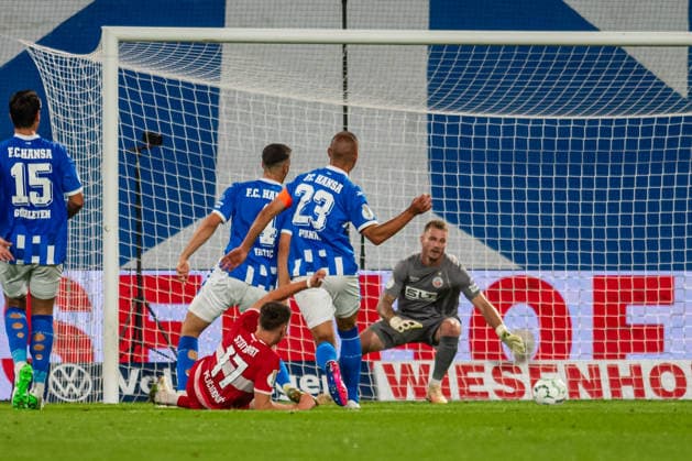 Rostock, Deutschland 21. August 2026: DFB-Pokal - 2026 2027 - 1. Runde - FC Hansa Rostock gegen VfB Stuttgart Im Bild: 2.v.li. Dzenan Pejcinovic (VfB Stuttgart) macht das Tor zum 0:1 DFB DFL regulations prohibit any use of photographs as image sequences and or quasi-video *** Rostock, Germany, August 21, 2026, 2026–2027 DFB Cup, First Round: FC Hansa Rostock vs. VfB Stuttgart. Pictured, second from left: Dzenan Pejcinovic of VfB Stuttgart scores the goal to make it 0–1. DFB and DFL regulations prohibit any use of photographs as image sequences and or quasi-video Copyright: xFotostandx xVoelkerx