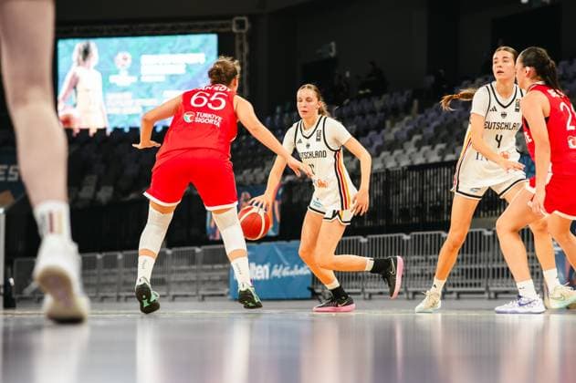 Eine Spielerin von Team Deutschland u16w dribbelt mit dem Ball und wird von Doga Nur Aksoy ( 65; Turkey) unter Druck gesetzt. Clara Rink ( 4; Team Deutschland u16w) steht im Hintergrund bereit. Deutschland u16w im Zweikampf gegen Turkey bei der Pitesti Arena *** A player from Team Germany U16w dribbles the ball and is pressured by Doga Nur Aksoy 65 of Turkey. Clara Rink 4 of Team Germany U16w stands ready in the background. Team Germany U16w battles Turkey at the Pitesti Arena. Copyright: xJoelxKruehlerx