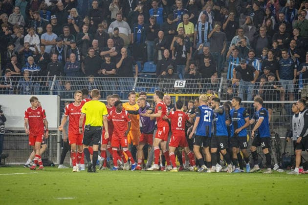 21.08.2026, xdaymx, Fussball DFB Pokal 1.Runde, SV Waldhof Mannheim - 1.FC Kaiserslautern. Rudelbildung, die zum Platzsturm der Mannheimer Fans geführt hat. DFL DFB REGULATIONS PROHIBIT ANY USE OF PHOTOGRAPHS as IMAGE SEQUENCES and or QUASI-VIDEO) Mannheim *** August 21, 2026, xdaymx, Soccer, DFB Cup First Round, SV Waldhof Mannheim 1 FC Kaiserslautern: A crowd gathering that led to Mannheim fans storming the field. DFL DFB REGULATIONS PROHIBIT ANY USE OF PHOTOGRAPHS as IMAGE SEQUENCES and or QUASI-VIDEO. Mannheim