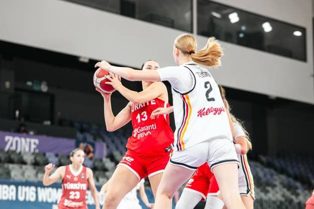 Nisa Soylemez ( 13; Turkey) kämpft mit dem Ball in beiden Händen gegen den Druck von Catharina Schlechter ( 2; Team Deutschland u16w) bei der FIBA U16 Women in der Pitesti Arena. Im Hintergrund ist Zeynep Gulsen Sencan ( 23; Turkey) zu sehen. Nisa Soylemez ( 13; Turkey) im Zweikampf gegen Catharina Schlechter ( 2; Deutschland u16w) *** Nisa Soylemez, No. 13, Turkey, battles against the pressure from Catharina Schlechter, No. 2, Team Germany U16w, while holding the ball in both hands during the FIBA U16 Women s Championship at the Pitesti Arena. Zeynep Gulsen Sencan, No. 23, Turkey, can be seen in the background. Nisa Soylemez, No. 13, Turkey, in a one-on-oneagainst Catharina Schlechter 2 of Germany U16w Copyright: xJoelxKruehlerx