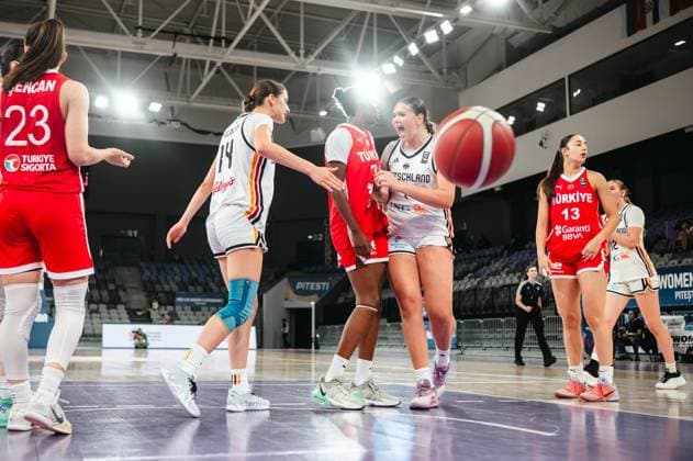 Mia Melissa Koloszar ( 14; Deutschland u16w) kämpft mit einer Spielerin der Turkey um den Ball, während eine deutsche Mitspielerin mit offenem Mund die Szene begleitet. Zeynep Gulsen Sencan ( 23; Turkey) und eine weitere türkische Spielerin ( 13) sind ebenfalls im Bild. Mia Melissa Koloszar ( 14; Deutschland u16w) im Zweikampf gegen Turkey *** Mia Melissa Koloszar, 14, Germany U16W, battles for the ball with a player from Turkey, while a German teammate watches the scene with her mouth agape. Zeynep Gulsen Sencan, 23, Turkey, and another Turkish player, 13, are also in the picture. Mia Melissa Koloszar, 14, Germany U16W, is locked in a duel against Turkey. Copyright: xJoelxKruehlerx